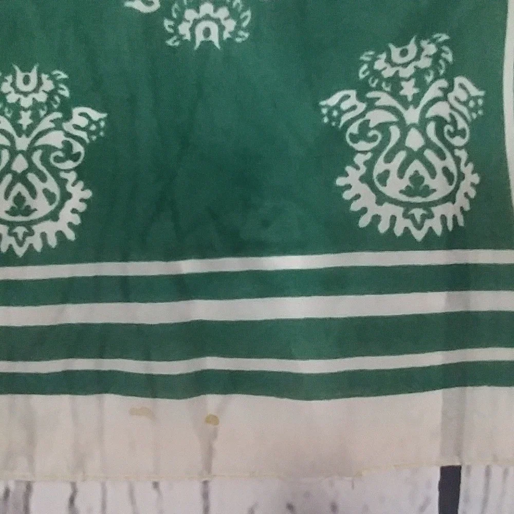 Green &‎ cream damask scarf